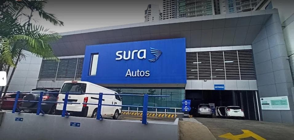 Centro de Movilidad SURA en Panamá, mostrando el edificio con el letrero azul de SURA Autos y la entrada para vehículos